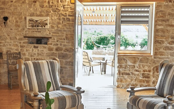 Fernseher, Kamin, DVD-Player, BĂŒcher