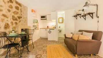 Casa, 2 habitaciones, vistas a la ciudad | Zona de estar | Televisión de pantalla plana de 100 cm con canales por cable