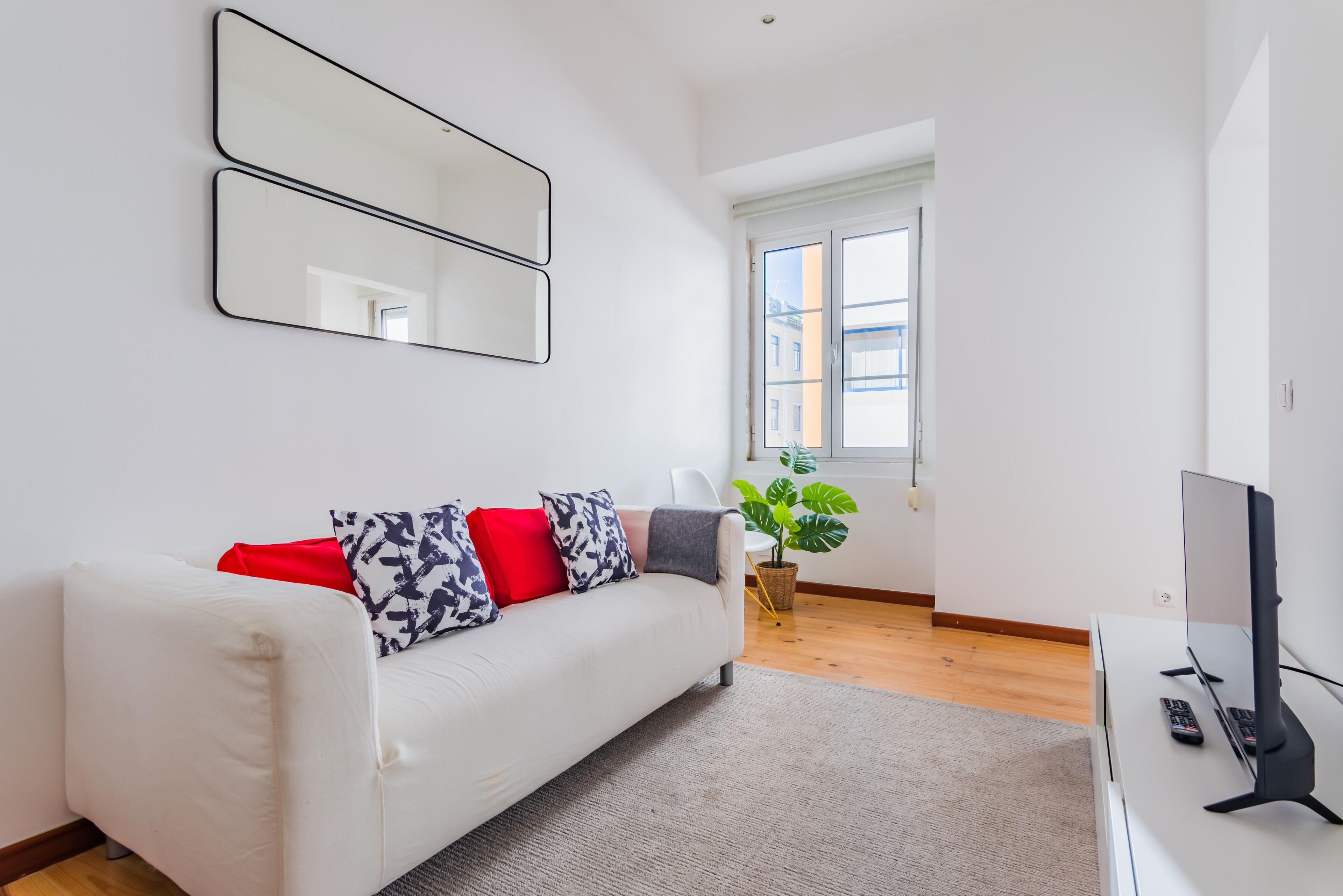 Lägenhet - 2 sovrum | Vardagsrum | 100-centimeters platt-tv med kabelkanaler och tv