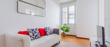 Lägenhet - 2 sovrum | Vardagsrum | 100-centimeters platt-tv med kabelkanaler och tv