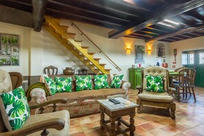 Casa, 3 habitaciones, no fumadores | Zona de estar | Televisión de 50 cm con canales por cable, una chimenea