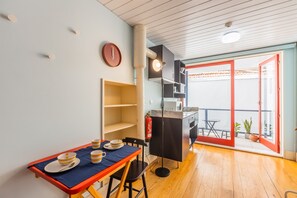 Refrigerador, microondas, parrilla de estufa y cafetera y tetera 