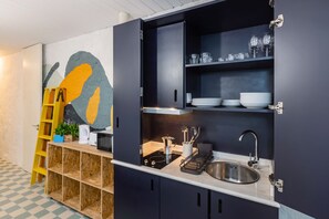 Studio with Patio | Eigene Kochnische | Kühlschrank, Mikrowelle, Herdplatte, Wasserkocher mit Kaffee-/Teezubehör