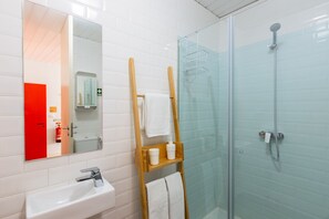 Studio Five | Badezimmer | Dusche, Regendusche, kostenlose Toilettenartikel, Haartrockner