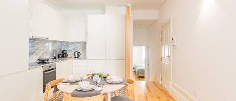 Apartamento, 2 habitaciones | Zona de estar | Televisión de pantalla plana de 100 cm con canales por cable