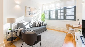 Leilighet, 2 soverom | Oppholdsområde | En 100-centimeters Flatskjerm-TV med kabel-kanaler samt TV