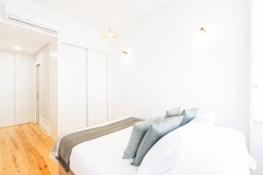 Apartment, 2 Bedrooms | Desk, laptop workspace, iron/ironing board, cribs/infant beds - Apartment Bonfim Perfect Stays (Porto)