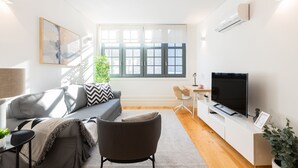 Leilighet, 2 soverom | Oppholdsområde | En 100-centimeters Flatskjerm-TV med kabel-kanaler samt TV