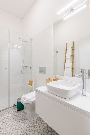 Apartment, 1 Bedroom | Bathroom | Shower, free toiletries, hair dryer, towels - Santa Catarina Prime Studios (Porto)