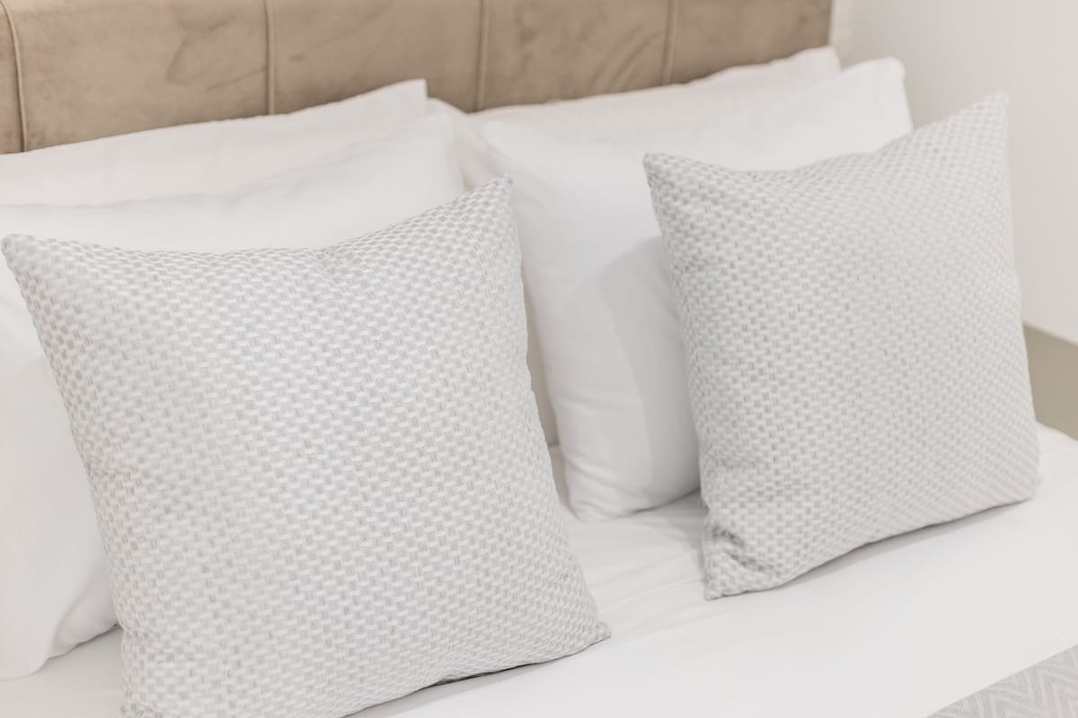 1 habitación, tabla de planchar con plancha, cunas y ropa de cama
