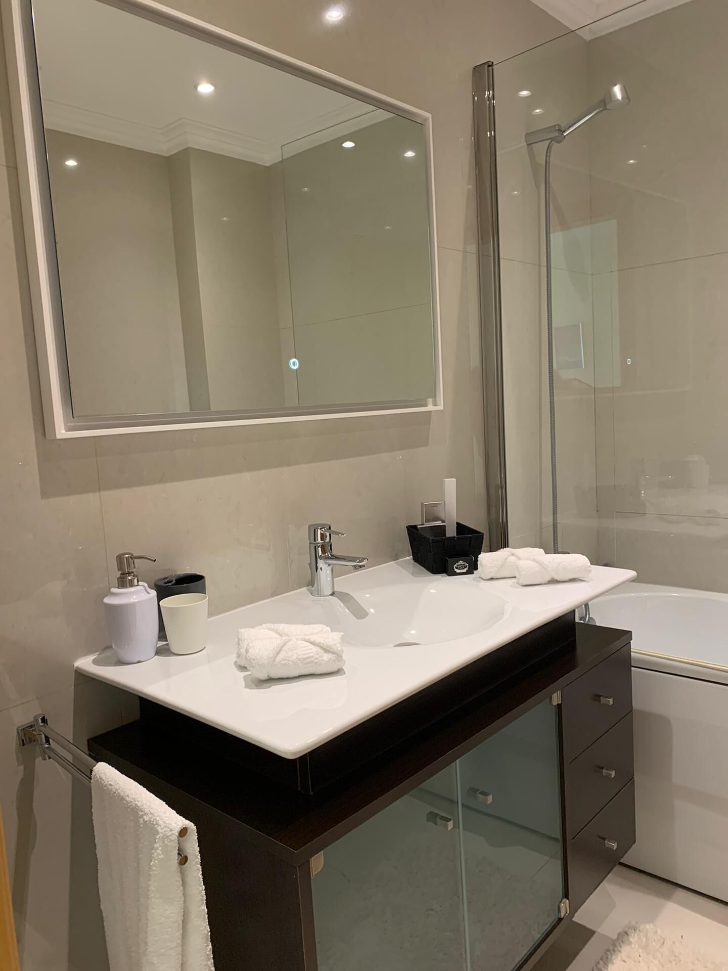 Maison Familiale, 2 chambres | Salle de bain | Ensemble douche/baignoire, articles de toilette gratuits, sèche-cheveux