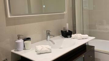 Familienhaus, 2 Schlafzimmer | Badezimmer | Duschwanne, kostenlose Toilettenartikel, Haartrockner, Bidet