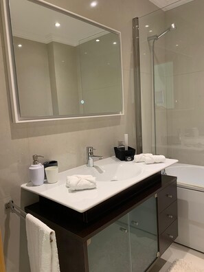 Family House, 2 Bedrooms | Bathroom | Combined shower/tub, free toiletries, hair dryer, bidet - Apartment Oasis Praia Carvoeiro Bay (Lagoa)