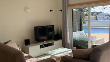 Familiehus, 2 soverom | Oppholdsrom | En 50-centimeters Flatskjerm-TV med kabel-kanaler samt TV og DVD-spiller