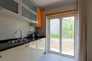 Family House, 2 Bedrooms | Private kitchen | Fridge, microwave, oven, stovetop - Apartment Oasis Praia Carvoeiro Bay (Lagoa)