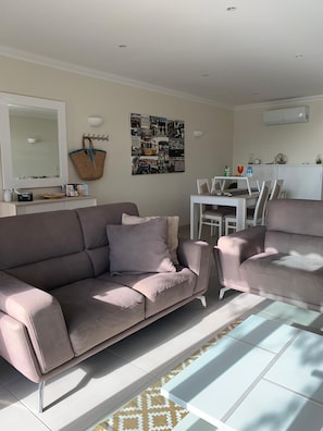 Maison familiale, 2 chambres | Salle de séjour | Téléviseur à écran plat de 50 cm avec télévision par câble, téléviseur