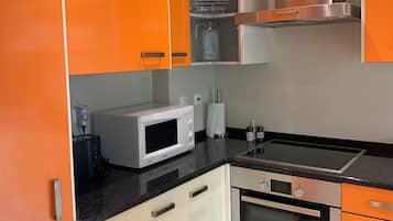 Maison Familiale, 2 chambres | Cuisine privée | Réfrigérateur, micro-ondes, four, plaque de cuisson