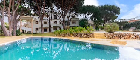2 outdoor pools