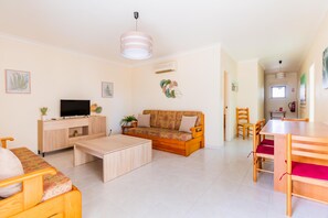 Apartment, 1 Bedroom | Living area