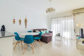 Apartment, 1 Schlafzimmer | Wohnbereich | 50-cm-Fernseher mit Kabelempfang