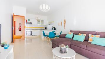 Apartment, 1 Schlafzimmer | Wohnbereich | 50-cm-Fernseher mit Kabelempfang