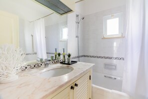 apartman, 2 hálószobával | Fürdőszoba | Zuhanyzó/kád kombinációja, ingyenes piperecikkek és hajszárító