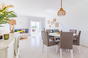 Apartment, 2 Schlafzimmer | Wohnbereich | 50-cm-Flachbildfernseher mit Kabelempfang, Fernseher