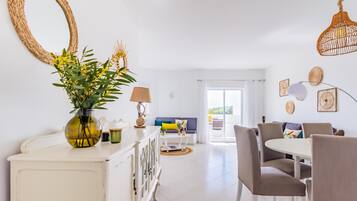 Apartemen, 2 kamar tidur | Area keluarga | Televisi layar datar 50-cm dengan saluran TV kabel dan TV