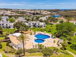 4 outdoor pools, open 8:00 AM to 7:00 PM, pool umbrellas, sun loungers - Happy House in Clube Albufeira (Albufeira)