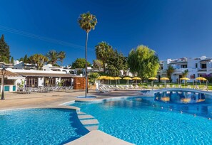 4 outdoor pools, open 8:00 AM to 7:00 PM, pool umbrellas, sun loungers - Albufeira Family Oasis with Pool (Albufeira)