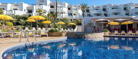4 outdoor pools, open 8:00 AM to 7:00 PM, pool umbrellas, pool loungers