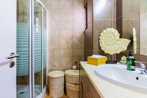 Familienapartment, 2 Schlafzimmer | Badezimmer