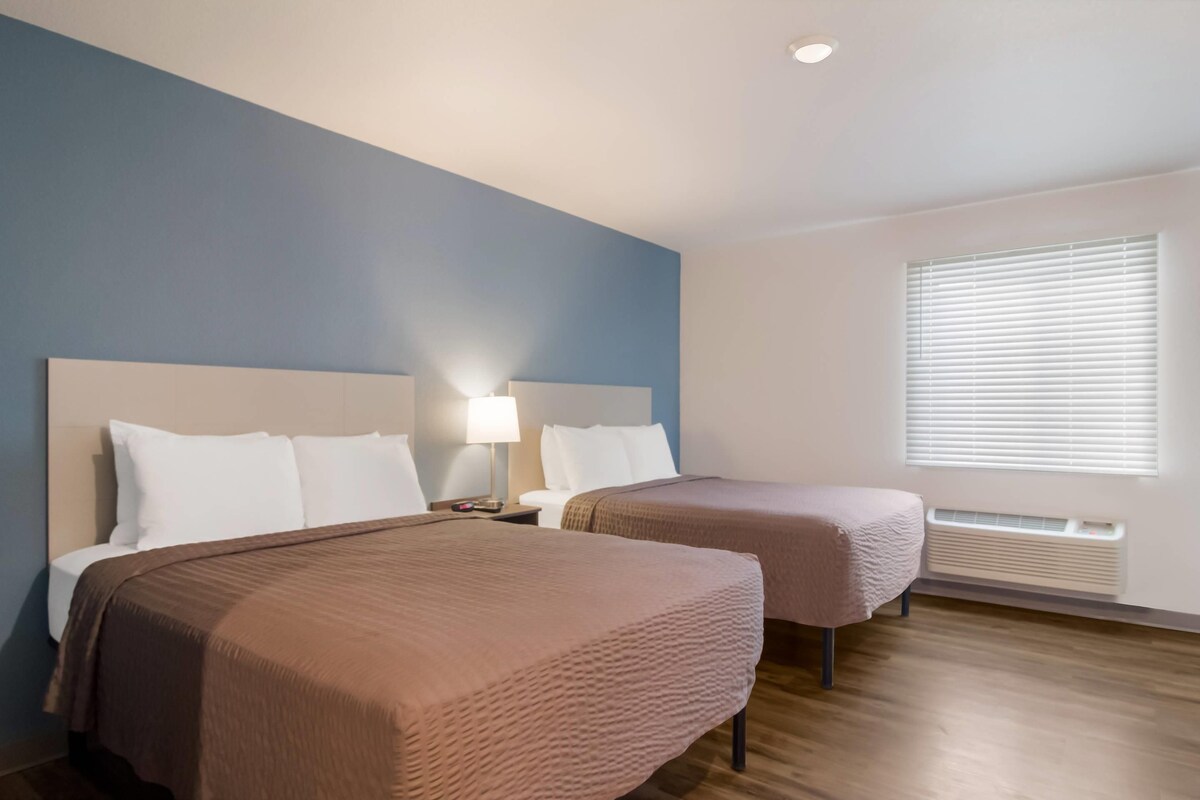 Desk, WiFi (free), bed sheets