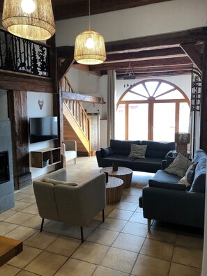 Smart TV y chimenea 