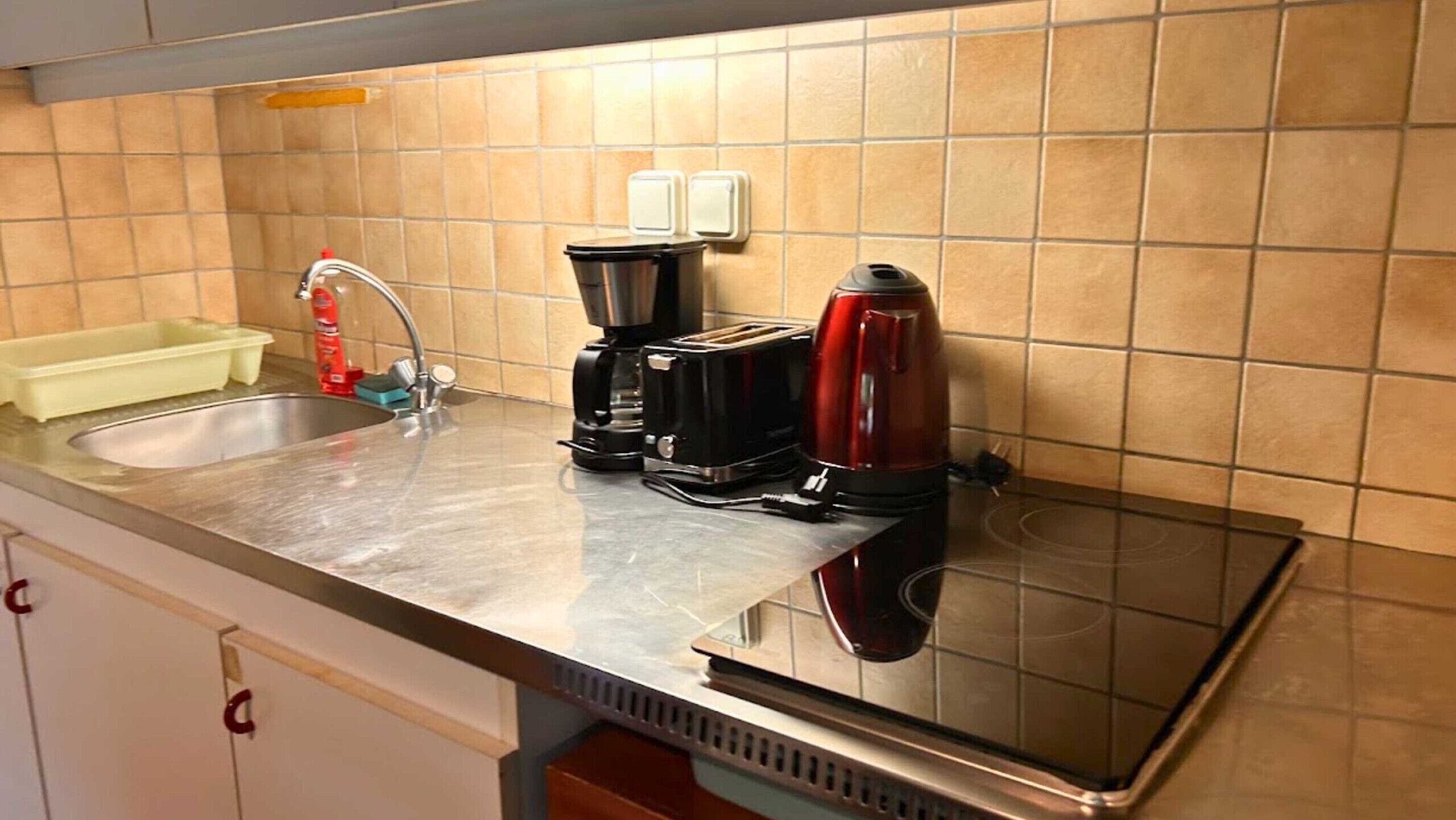 Frigorífico, horno, cafetera o tetera y hervidor eléctrico