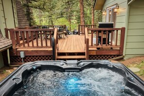 Outdoor dining - Hot tub ☆ Fire-pit ☆ Walk to Waterfalls (Green Mountain Falls)