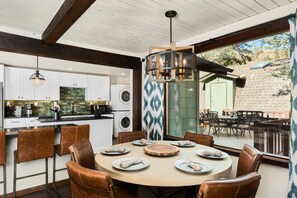Dining - Hot tub ☆ Fire-pit ☆ Walk to Waterfalls (Green Mountain Falls)
