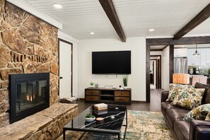 TV, fireplace, video games, DVD player - Hot tub ☆ Fire-pit ☆ Walk to Waterfalls (Green Mountain Falls)