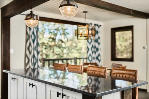 Hot tub ☆ Fire-pit ☆ Walk to Waterfalls