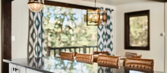 Hot tub ☆ Fire-pit ☆ Walk to Waterfalls