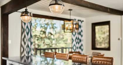 Hot tub ☆ Fire-pit ☆ Walk to Waterfalls