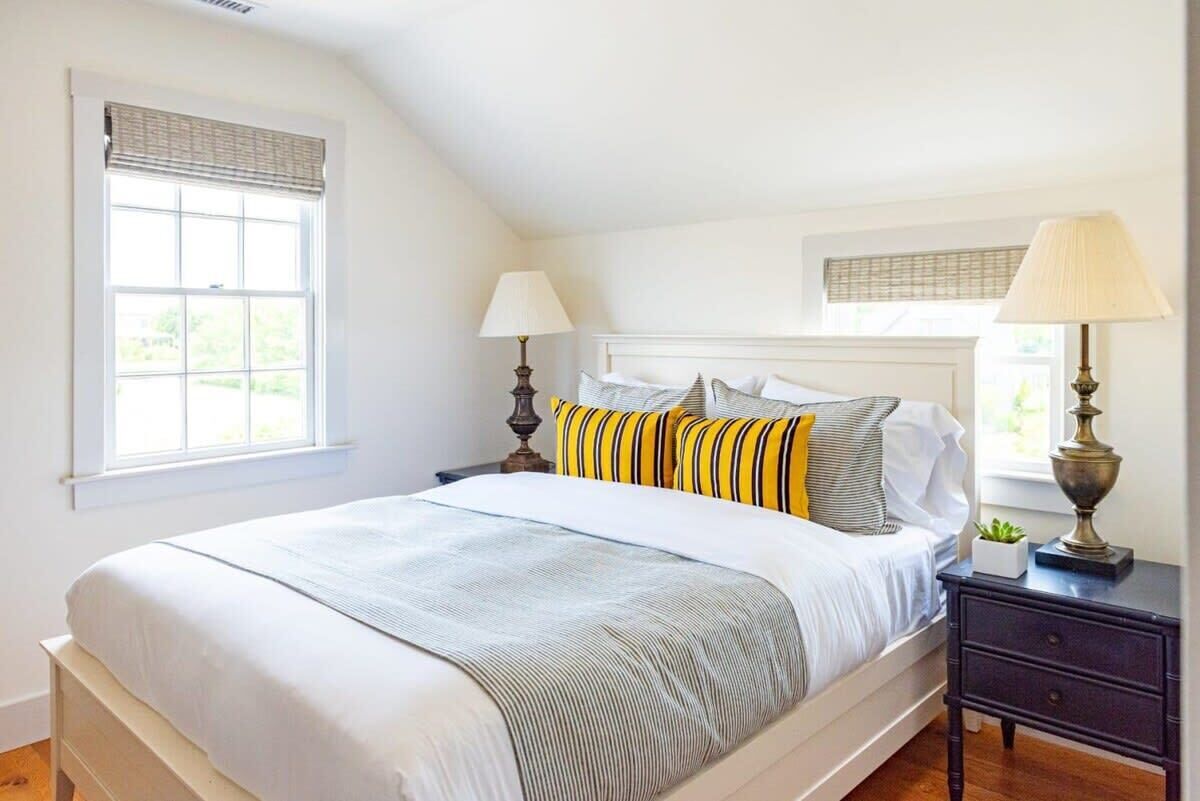 7 bedrooms, desk, iron/ironing board, travel cot