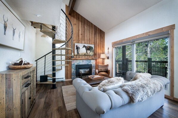 Télévision à écran plat, cheminée