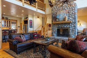 TV connectée, cheminée, table de tennis de table, espaces bureaux