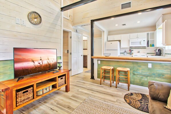 TV - Hayday Getaway - Convenient Pet Friendly Cottage (Blanco)