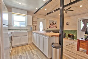 Fridge, microwave, oven, stovetop - Hayday Getaway - Convenient Pet Friendly Cottage (Blanco)