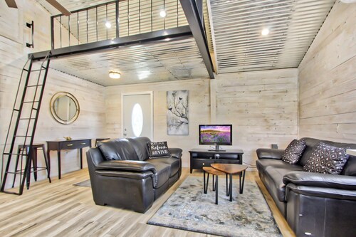 Blue Jay Getaway - Walking Distance to Downtown Blanco!