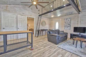 TV - Blue Jay Getaway - Walking Distance to Downtown Blanco! (Blanco)