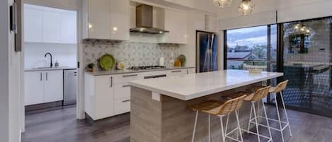 冷蔵庫、電子レンジ、オーブン、コンロ