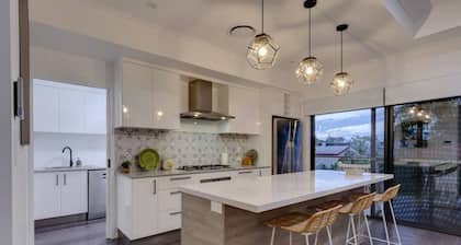 Ideal base 4 Whale Watching.Private deck/BBQ/AC.